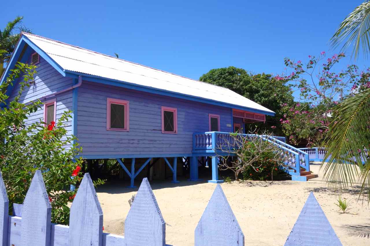 Zentralamerika, Belize, Haus am Strand in Placencia