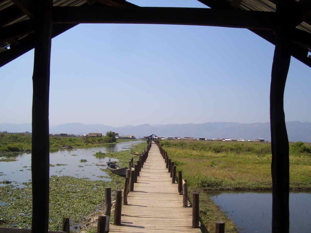 Myanmar, Lake Inle, Planken-Weg zum See