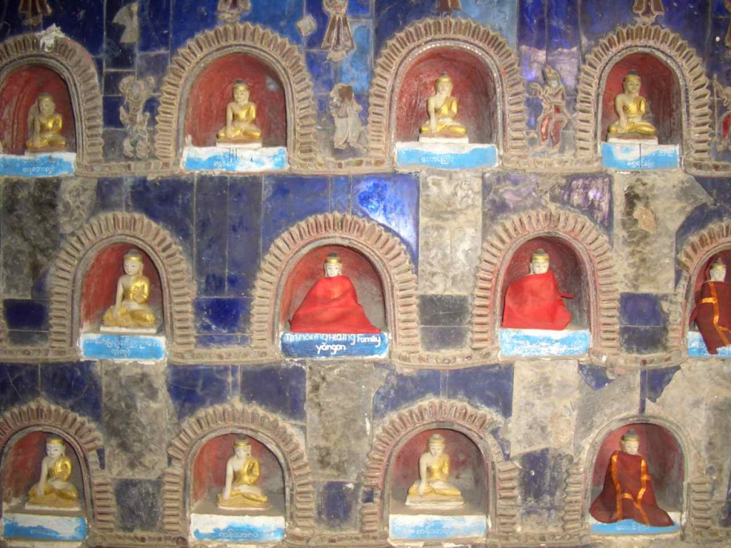 Myanmar, Inle Lake, Shwe Yan Pyay Pagoda, kleine Statuen in Nischen