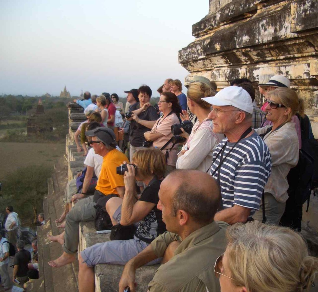 Myanmar, Touristen beim Sonnenuntergang auf dem Shwesandaw Tempel in Bagan