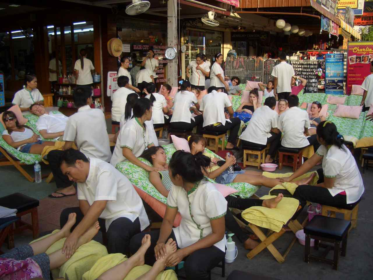 2012: Bangkok, Khao San Rd, Massage für Touristen