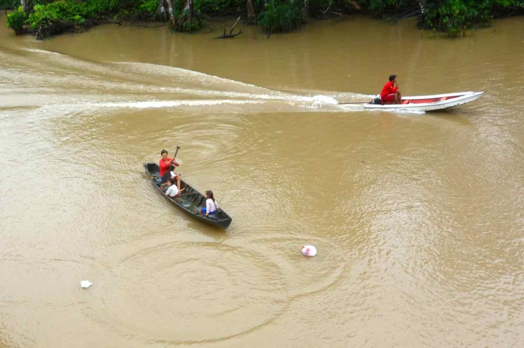 Auf dem Amazonas von Belem nach Santarem, Versorgung mit „Carepaketen“ am Amazonas