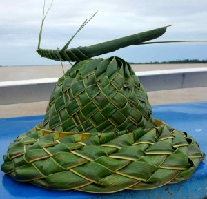 Amazonas- Hut mit Heuschrecke