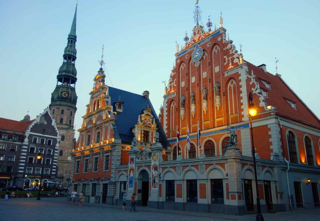 Lettland, Riga, Rathausplatz: Schwarzhäupterhaus mit St. Petrikirche
