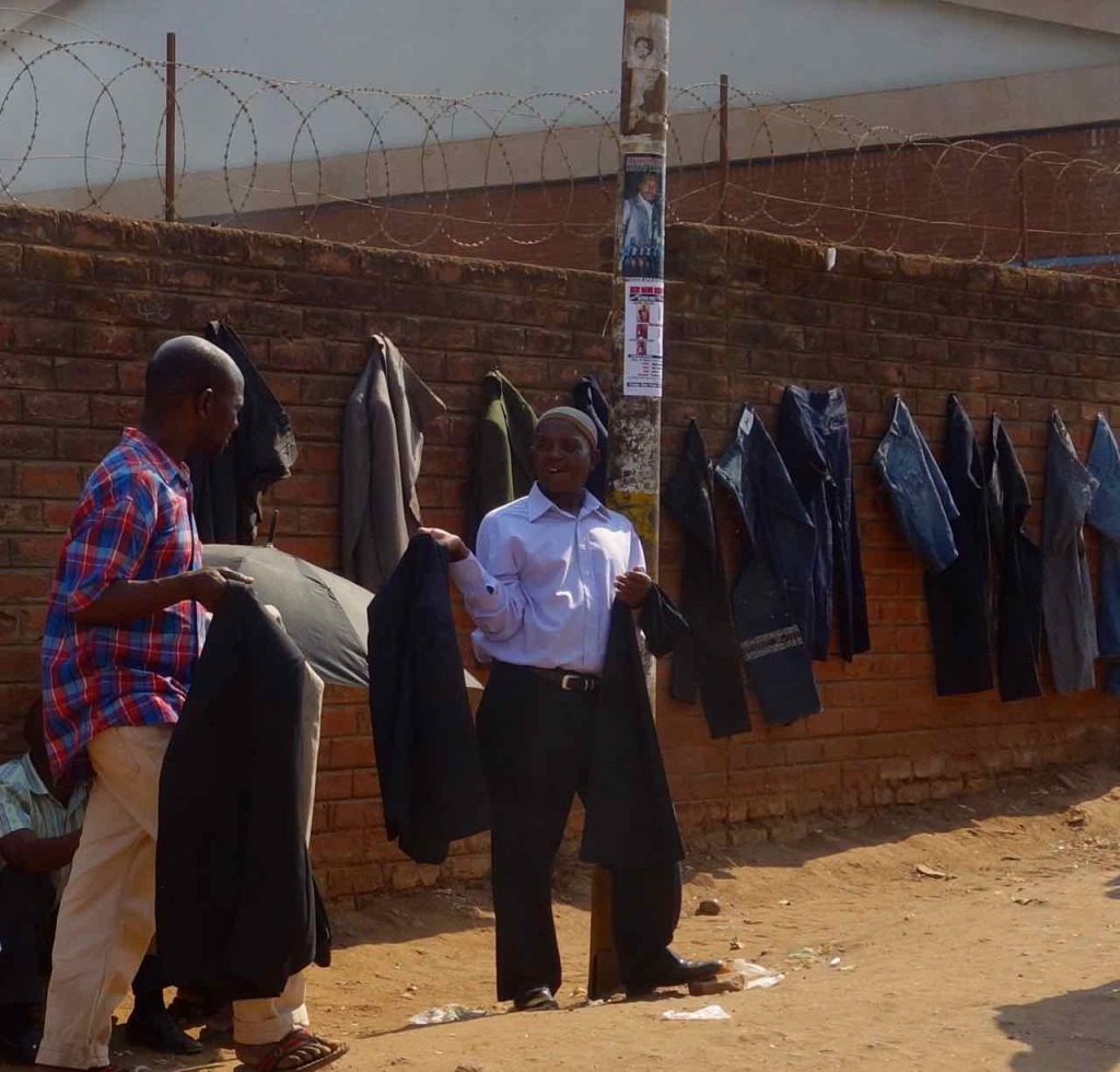 Lilongwe, Straßenverkauf von Kleidung 1