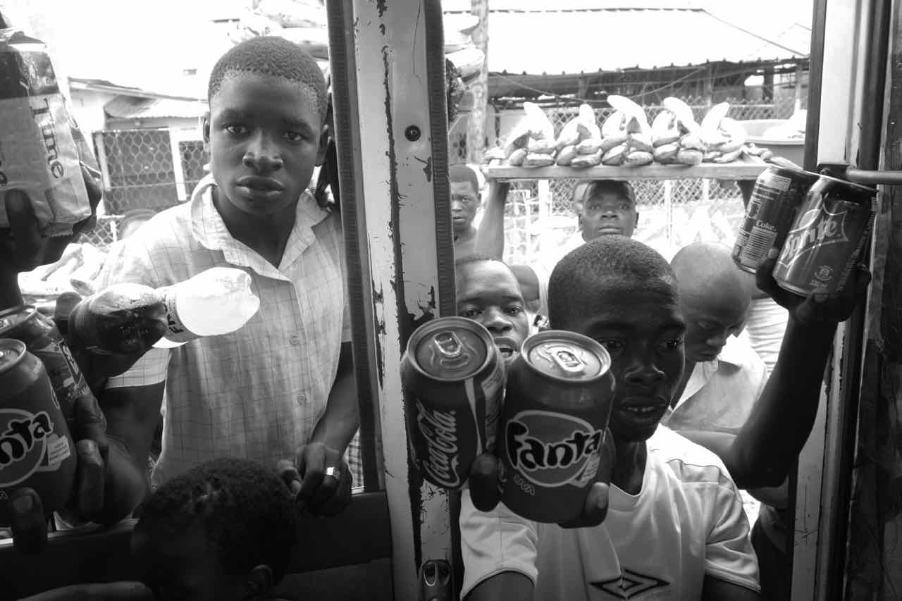 Mosambik, Straßenverkäufer s:w,