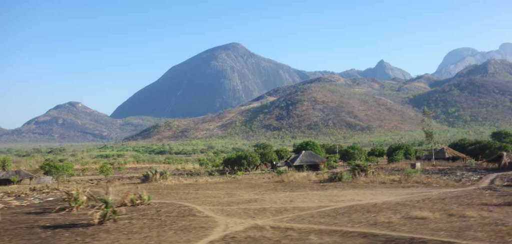 Mosambik, Zugfahrt Cuamba - Nampula, Landschaft