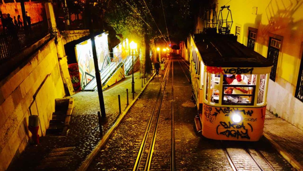 Aussichtspunkte von Lissabon, Standseilbahn Elevador da Glória, Nachts