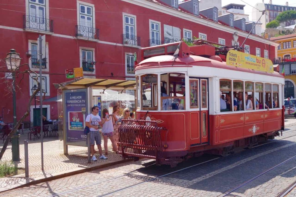 Straßenbahn Lissabon. Am Largo das Portas