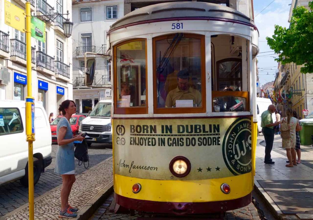 Straßenbahn Lissabon. Am Praça Luís de Camões mit 1 wartendem Passagier