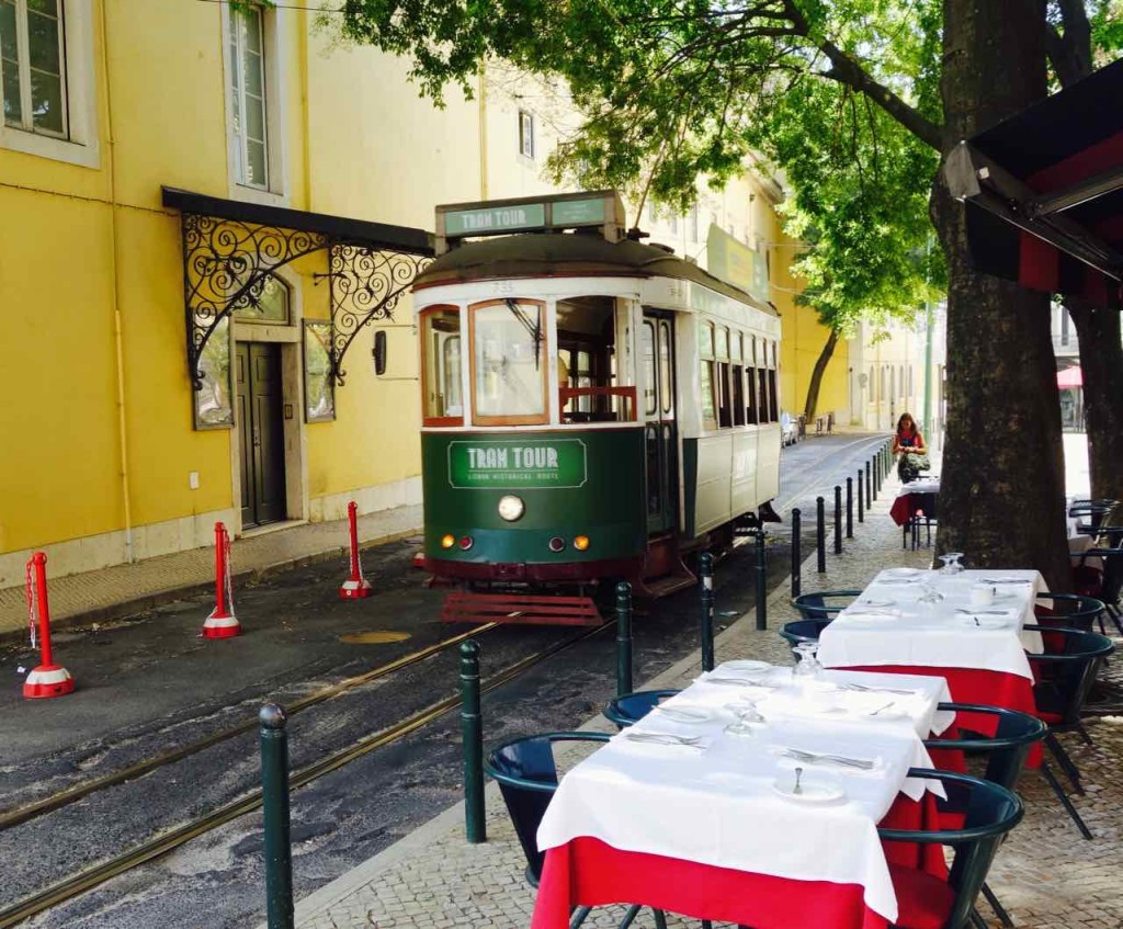 Straßenbahn Lissabon. An der Oper
