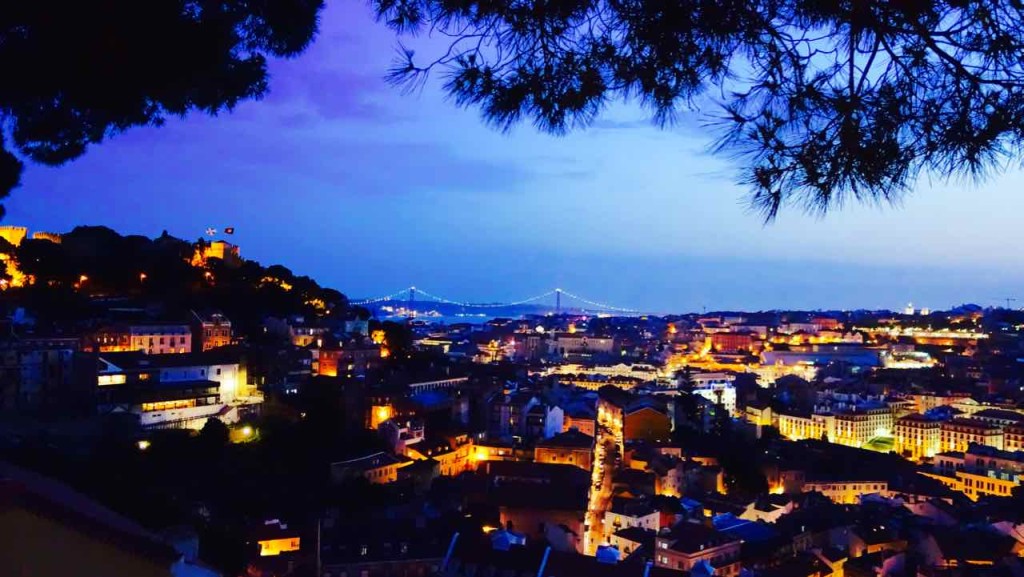 Aussichtspunkte von Lissabon, Nächtliches Lissabon vom Miradouro da Graça