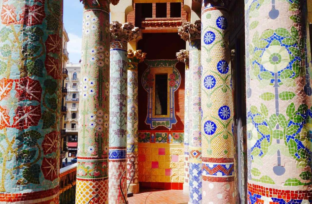 Barcelona Palau de la Musica, Terrasse mit mosaikverzierten Säulen