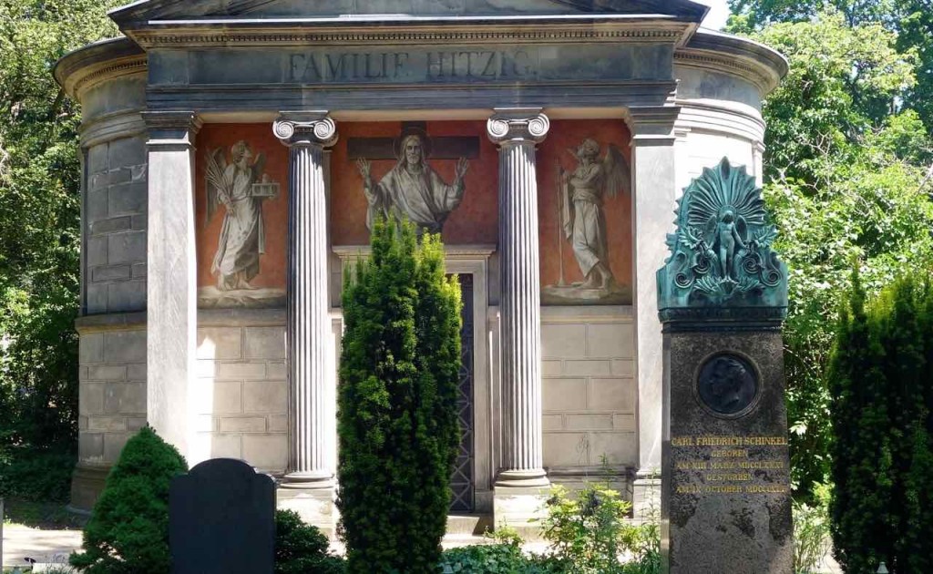 Dorotheenstädtischer Friedhof in Berlin, Grab von Carl Friedrich Schinkel (1781 - 1841) vor dem Familien-Grab der Familie Hitzig - G.F. Hitzig (1811 - 1881) war Architekt und ein Schüler von Schinkel