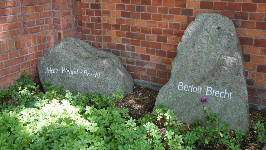 Dorotheenstädtischer Friedhof in Berlin. Grab von Helene Weigel und Bertolt Brecht (1898 - 1956)