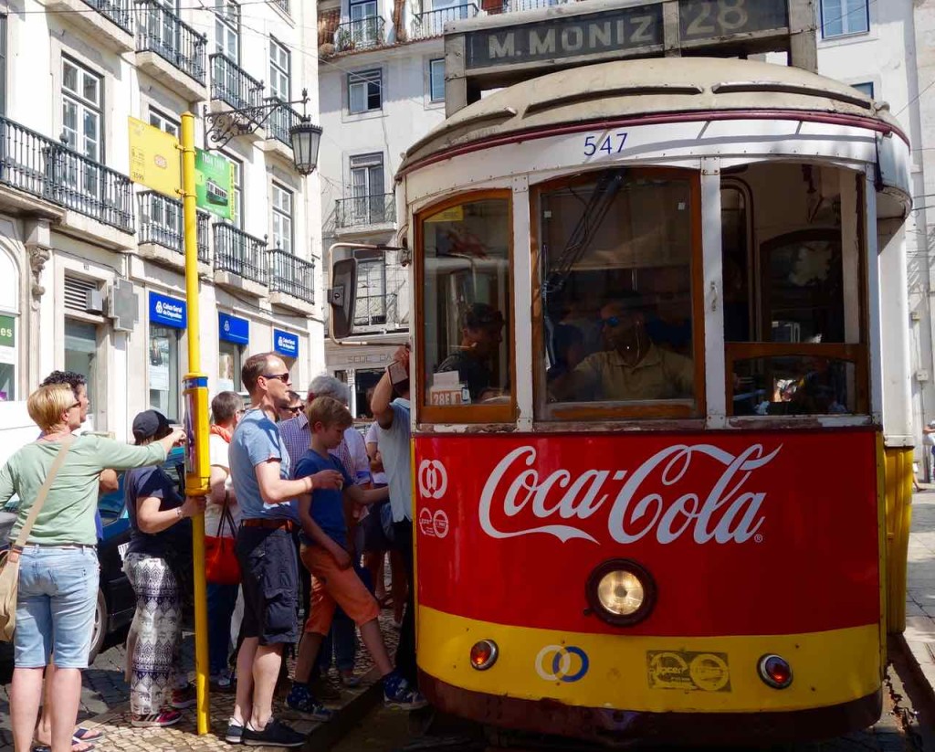 Lissabon Tipps, wartenede Schlange auf die Straßenbahn am Praça Luís de Camões 1