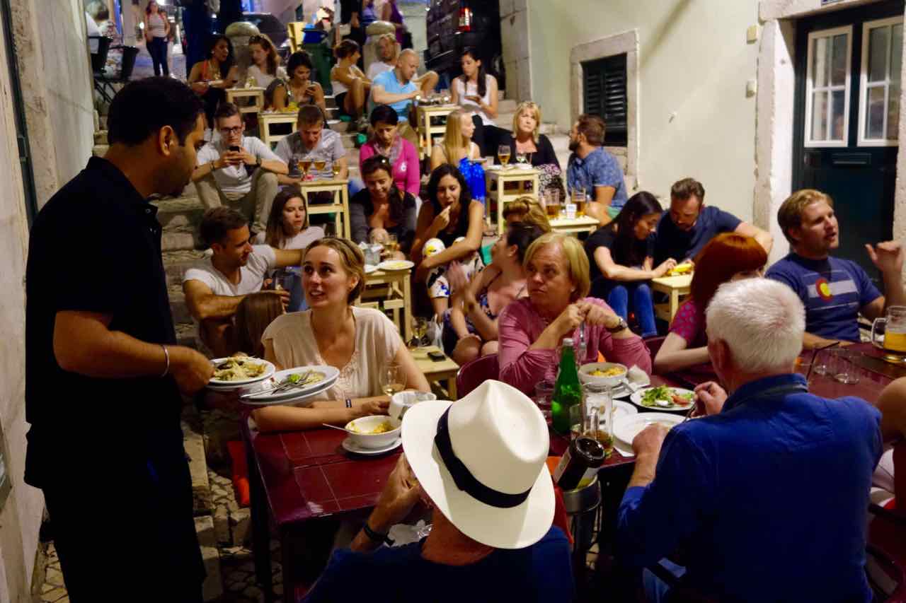 Lissabon Restaurants, Bairro Alto, volle Gasse, Titel 2
