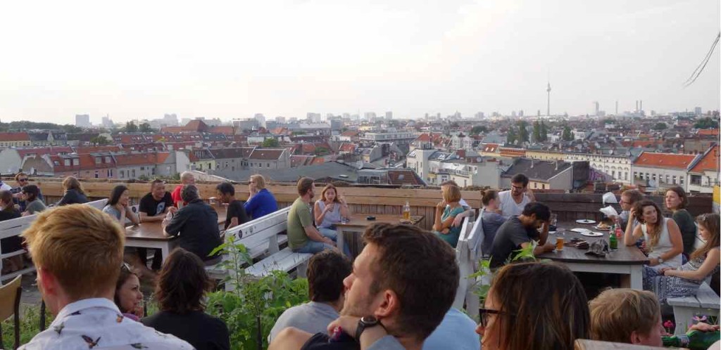 Berlin Hotspot, Rooftop-Bar Klunkerkranich, Panorame mit Köpfen