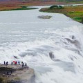 Gullfoss Wasserfall mit Besuchern auf Felsnase
