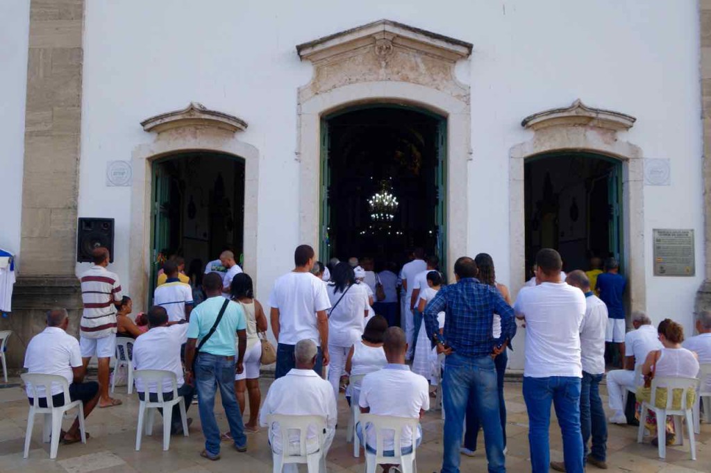 Salvador Sehenswürdigkeiten Wallfahrtskirche Igreja de Bonfim, Brasilien - Totale mit Besuchern 2