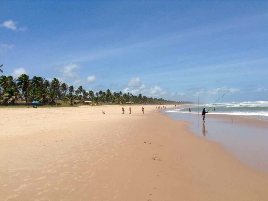 Brasilien, Strand mit Angler, Imbassai