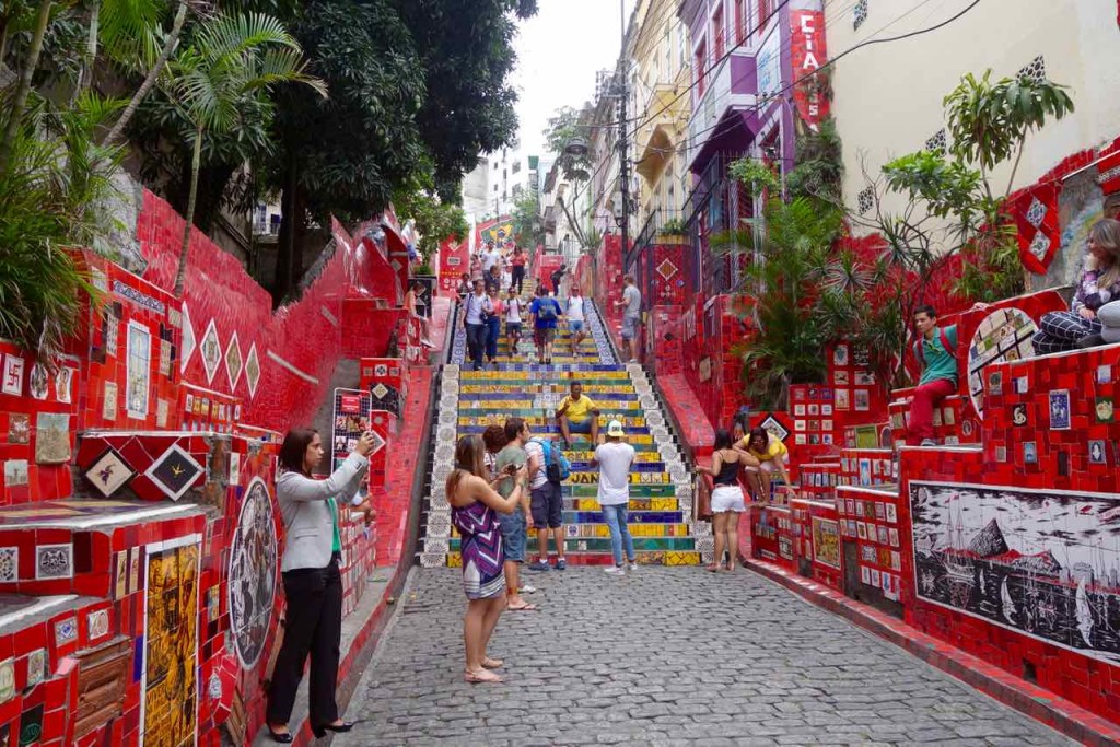 Rio de Janeiro Escadaria Selaron Totale mit fotografierenden Touristen