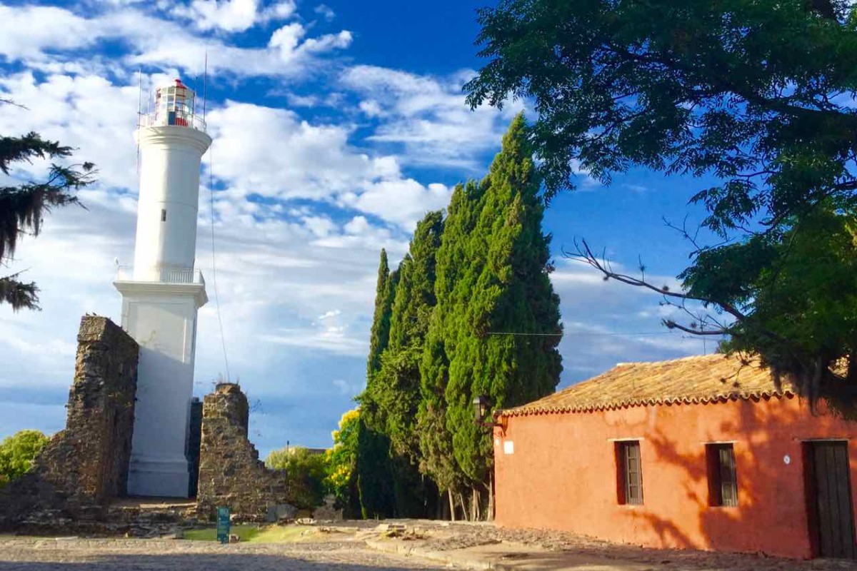 Colonia Del Sacramento Ausflug Zur Ltesten Stadt Uruguays   Colonia Uruguay Leuchtturm Und Rotes Haus Titel IPod Foto 1 1200x800 