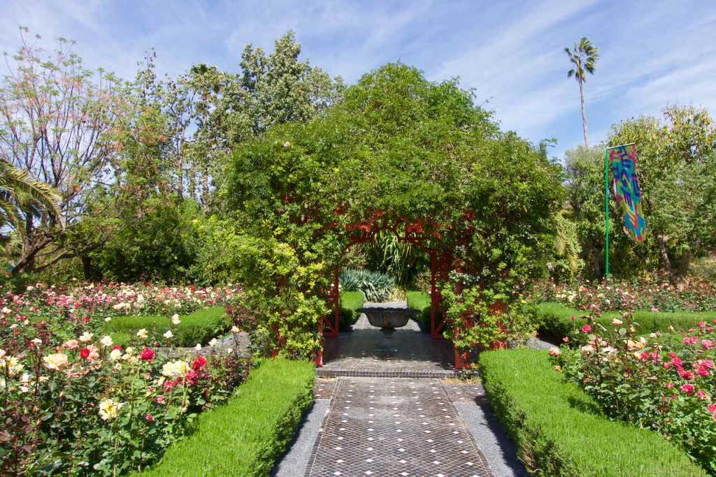 Marrakesch Anima Garten von André Heller, Roter Pavillon mit Rosenbeeten, Marokko