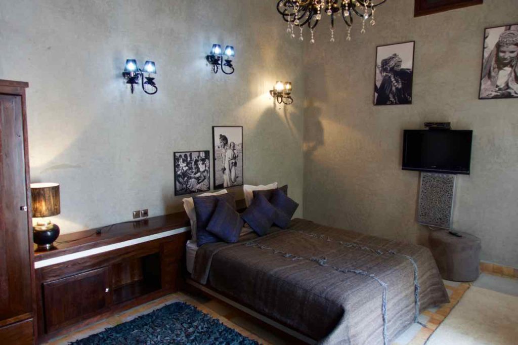 Marrakesch Riad Charlott, Zimmer 2 mit grauem Bett