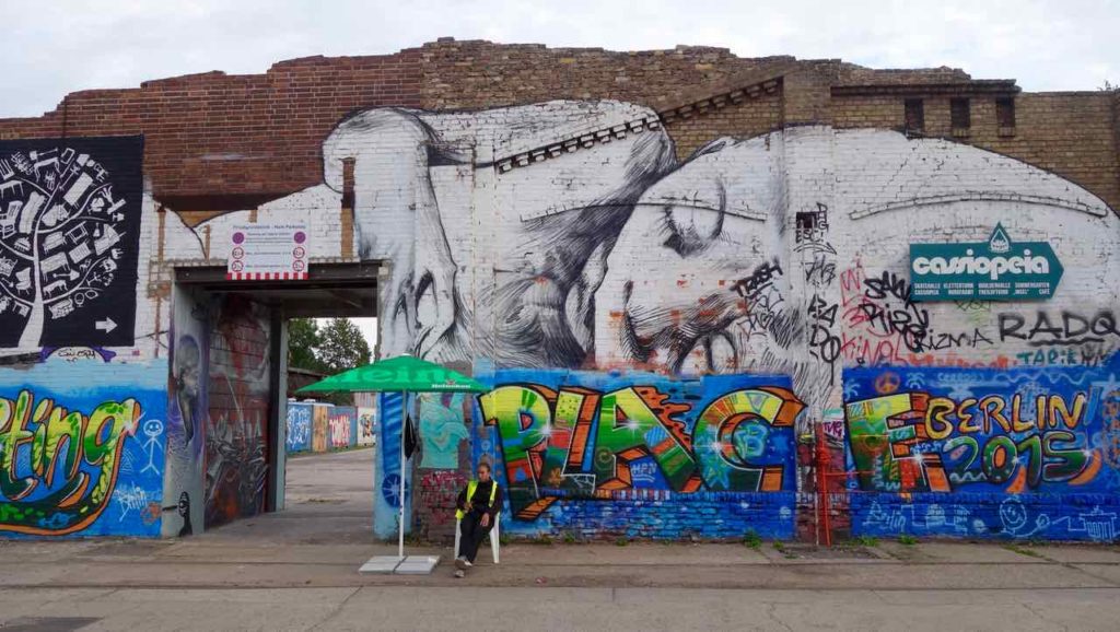 RAW-Gelände in Berlin, Street Art mit einsamer Wache