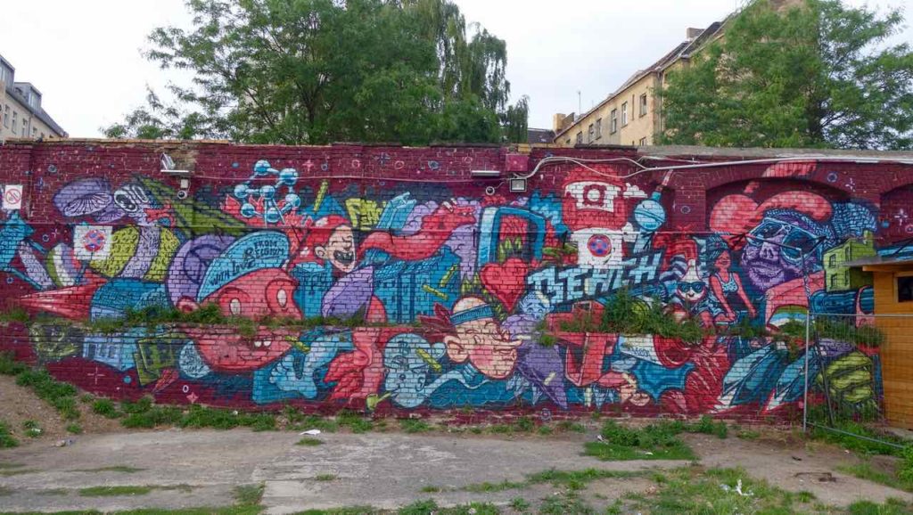 RAW-Gelände in Berlin, rote Graffiti an Mauer