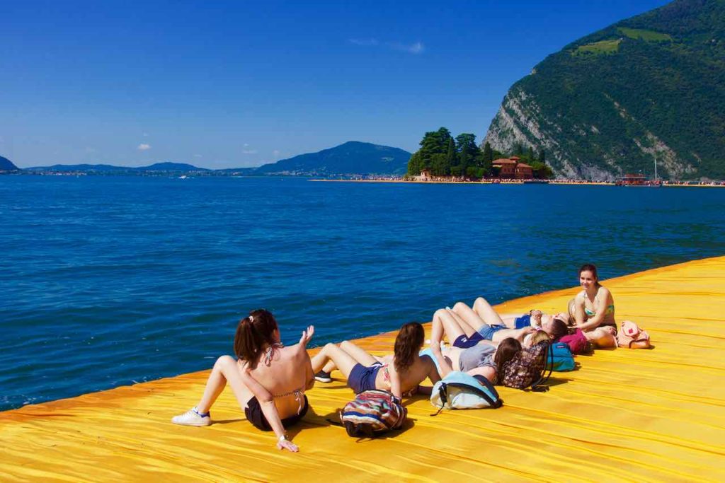 Christo The Floating Piers, Lago d'Iseo, Iseo See. Entspannende Mädchengruppe ©PetersTravel