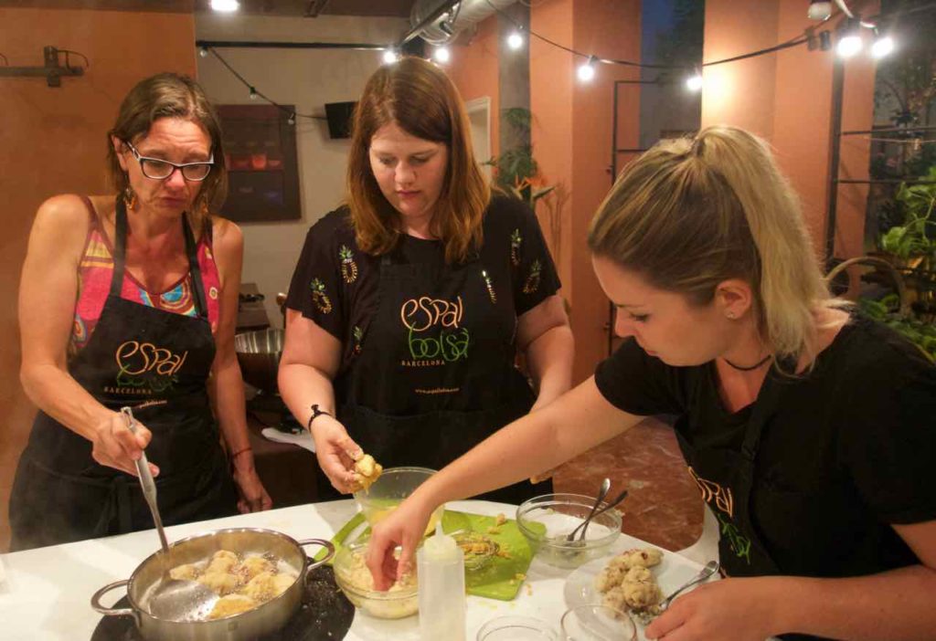 Kochkurs Barcelona: Kochschule Espai Boisà, Gemeinschaftsproduktion der Kroketten