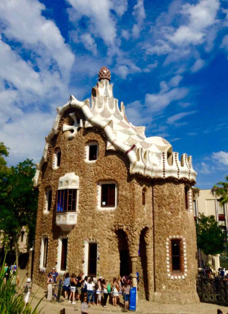 Park Güell Barcelona: Gaudís Wohnhaus für 20 Jahre ist heute ein Museum. 1926 zog er in das Kellergewölbe der Sagrada Familia.