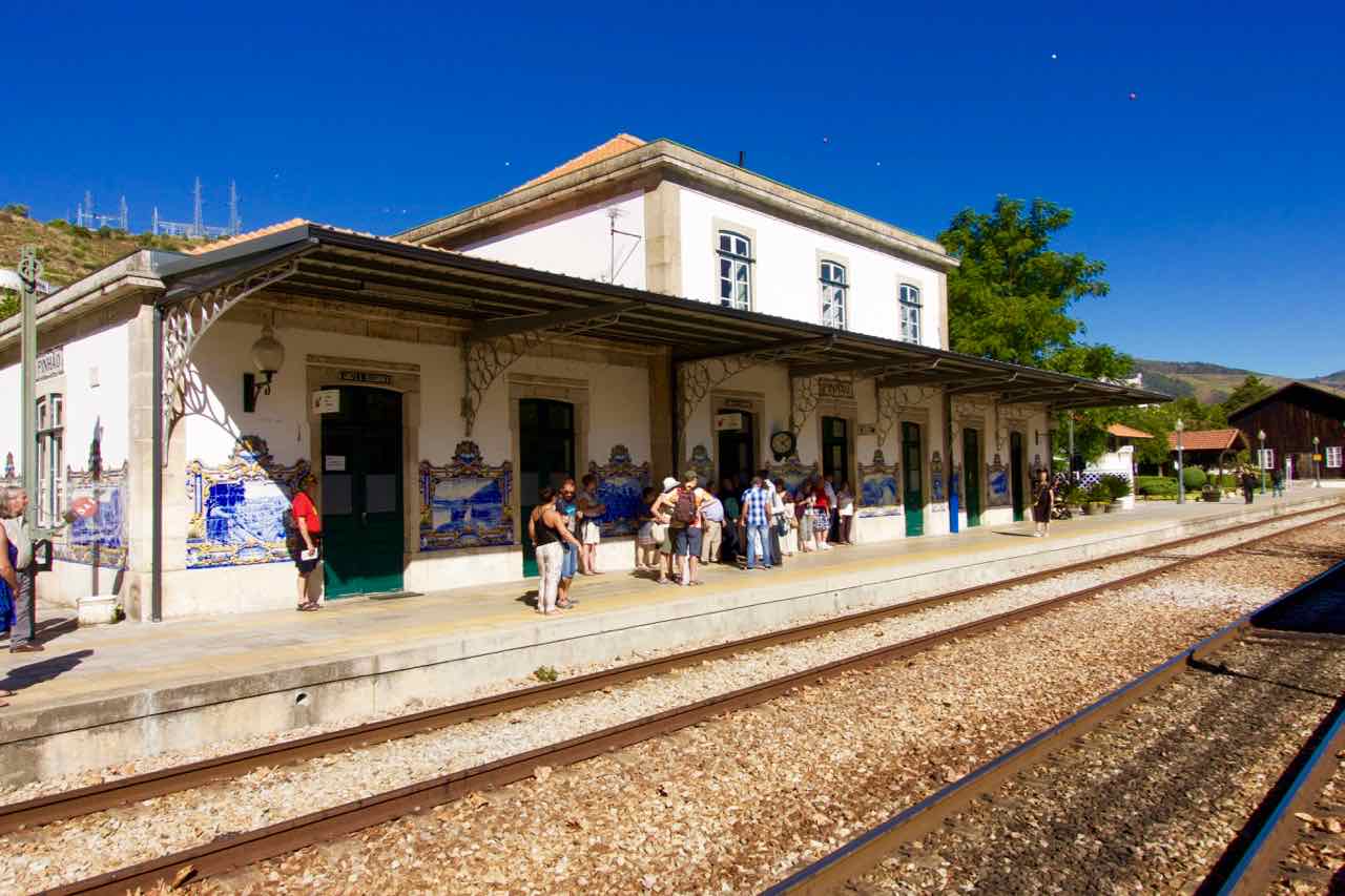 Douro-Tal, Bahnhof von Pinhão mit Gleisen © PetersTravel