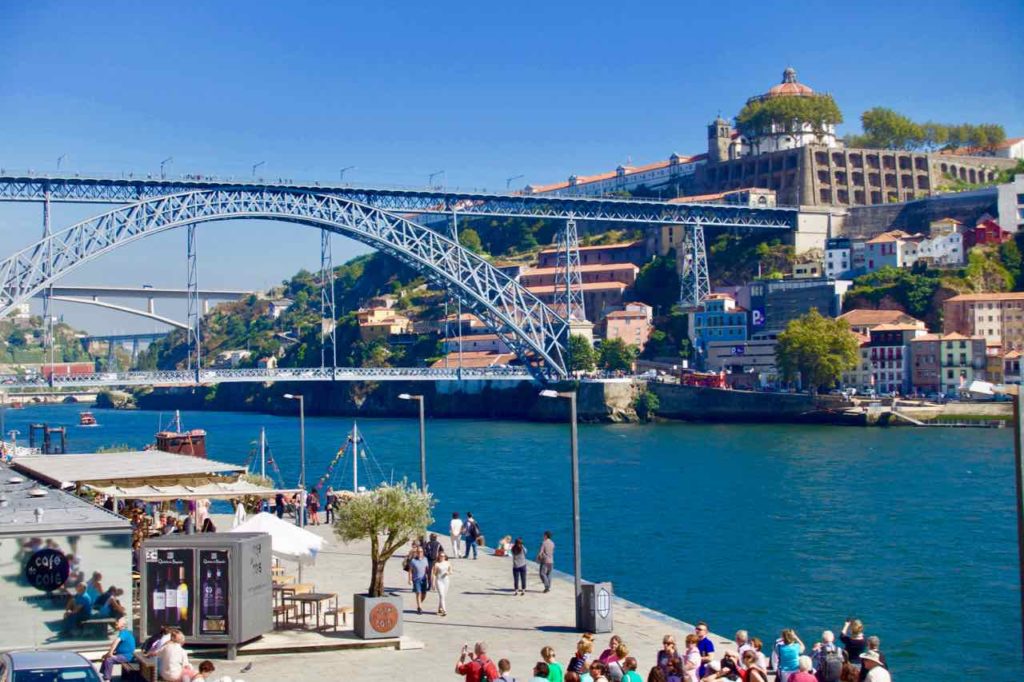 Porto Sehenswürdigkeiten, Blick vom Quai in Ribeira © PetersTravel