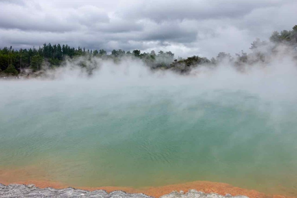 Rotorua Sehenswürdigkeiten, Champagne Pool mit Dampf in Wai-O-Tapu Neuseeland, ©PetersTravel