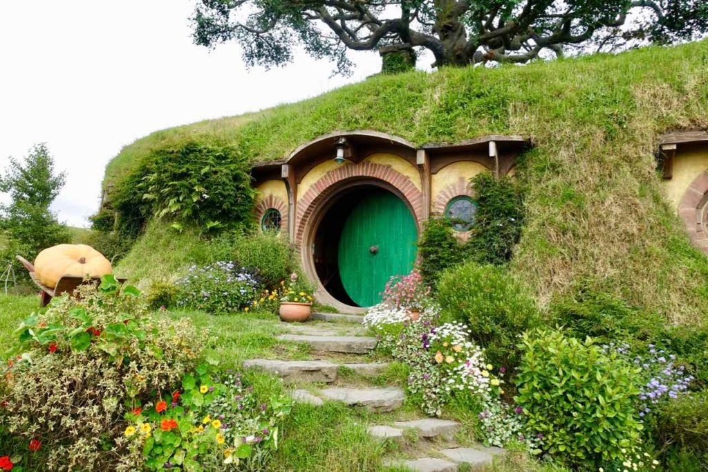 Hobbingen / Hobbiton, Haus mit Kürbis Neuseeland ©PetersTravel