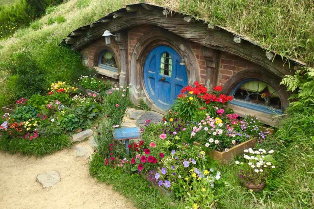 Hobbingen / Hobbiton, Haus mit blauer Tür & Blumen, Titelbild 2 Neuseeland ©PetersTravel
