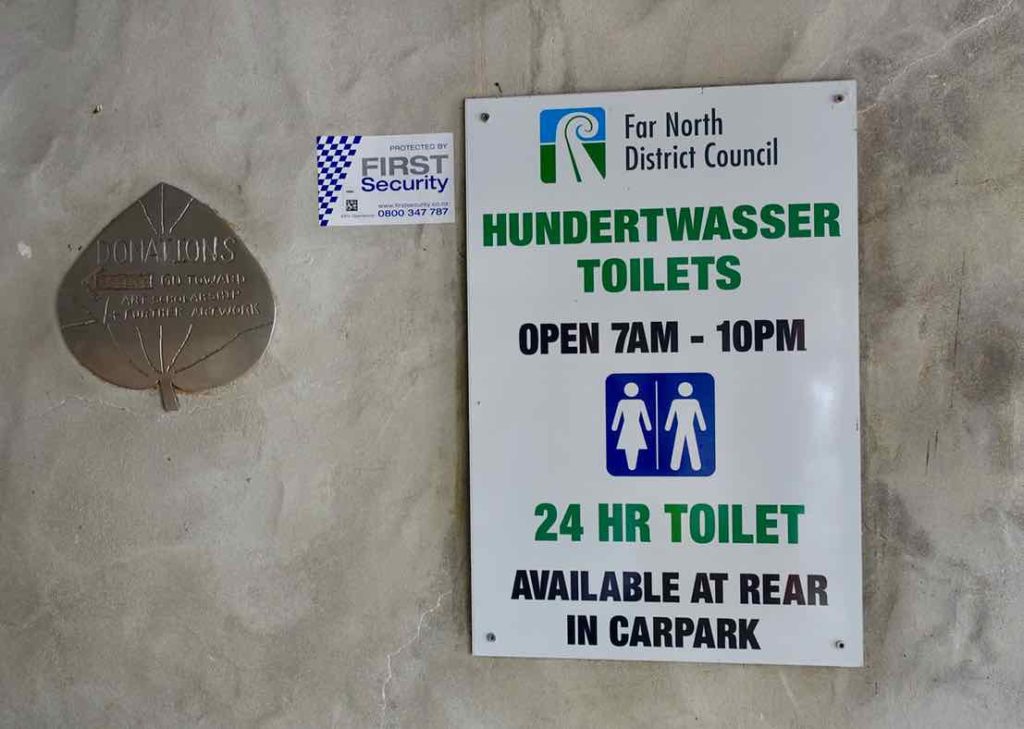 Kawakawa Hundertwasser-Toilette, Hinweisschild, Neuseeland ©PetersTravel