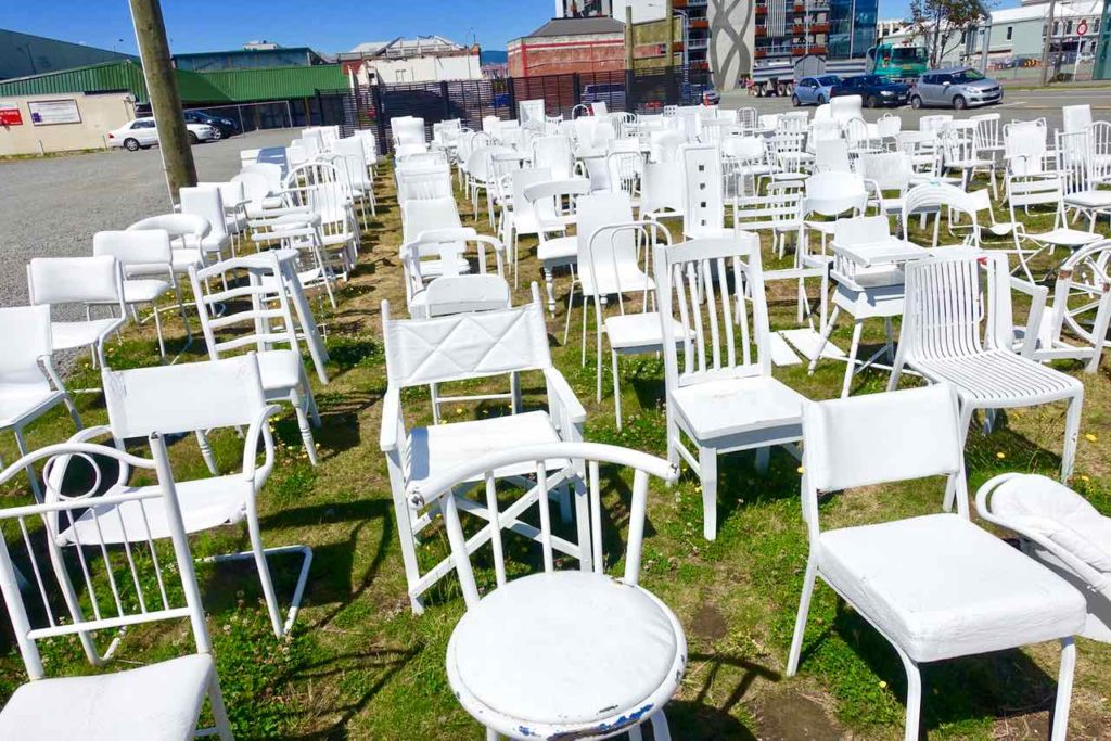 Christchurch, "185 Empty Chairs" - Denkmal für die Erdbebeopfer in 2011 @PetersTravel