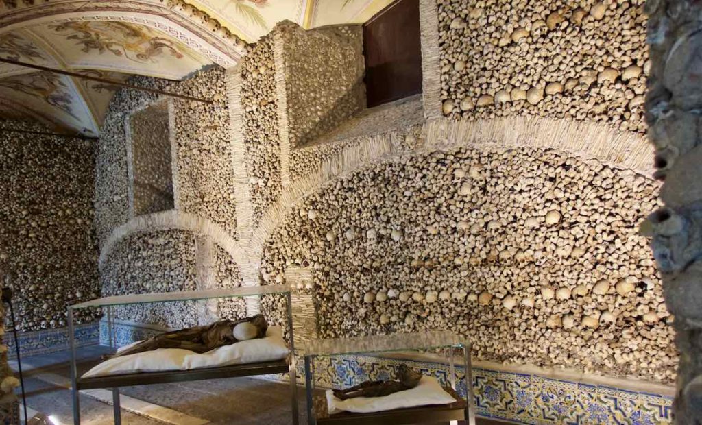 Capela dos Ossos: Ossuarium in Évora, Portugal