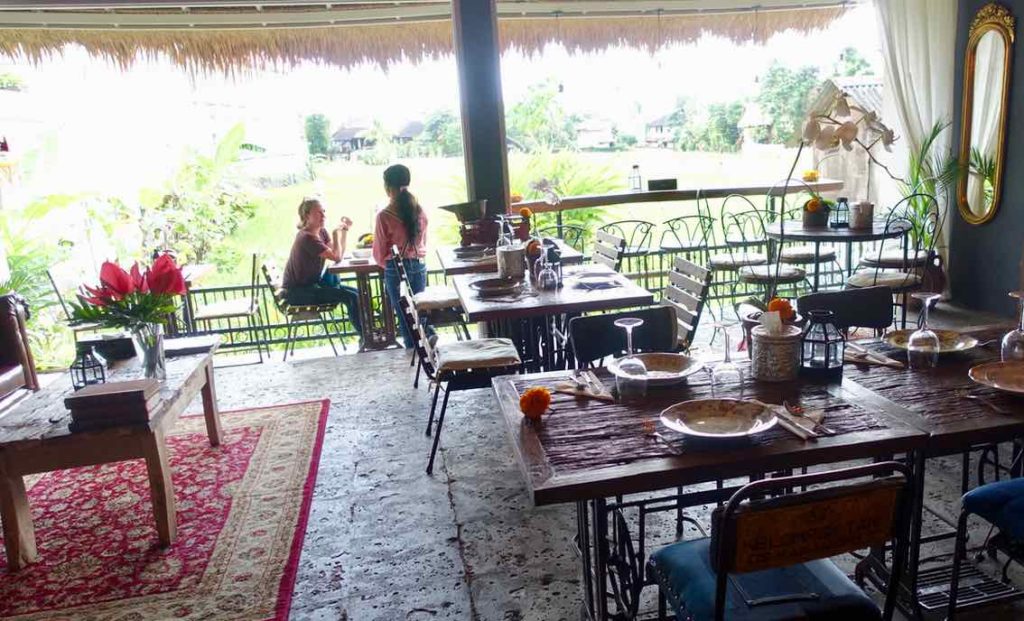 Ubud Restaurants: Das Café du Monyet am Anfang der Monkey Forest Rd, Bali ©PetersTravel