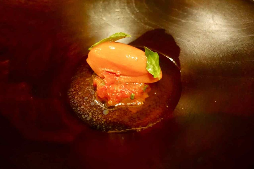 Ubud Restaurants: Meine Vorspeise im Mozaic: Organic Tomato Tartar: Frozen Tomato, Lemongrass Water, Aromatic Kemangi Leaf and Dabu Dabu Vierge ©PetersTravel