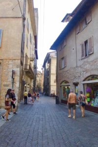Bergamo Altstadt Gasse mit Fussgängern ©PetersTravel