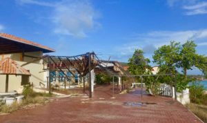 Tolle Lage: Das Sunset Waters Beach Resort in Curacao wirkt wie eine Kulisse für einen Weltuntergangsfilm Copyright Peter Pohle
