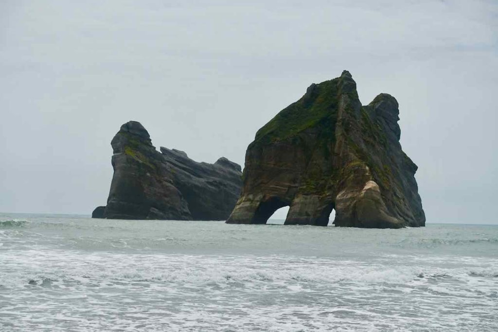 Bizarre Felsen an der Wharairaki Beach in Neuseeland