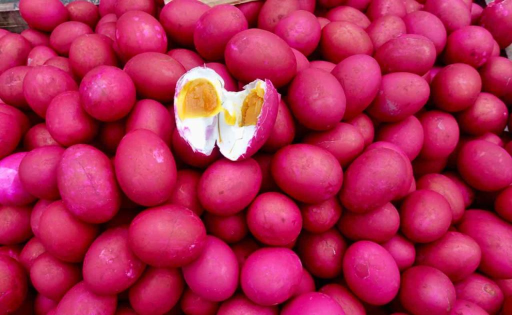 Rote hartgekochte Eier auf dem Markt in Manila