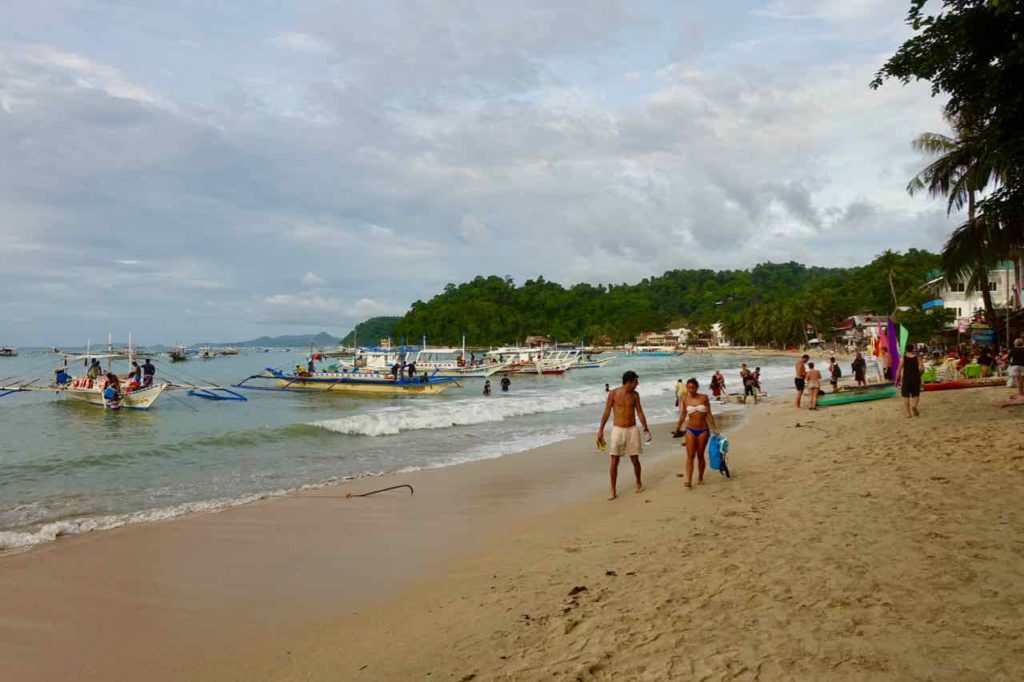 Strand mit Spaziergängern, Palawan Copyright PetersTravel