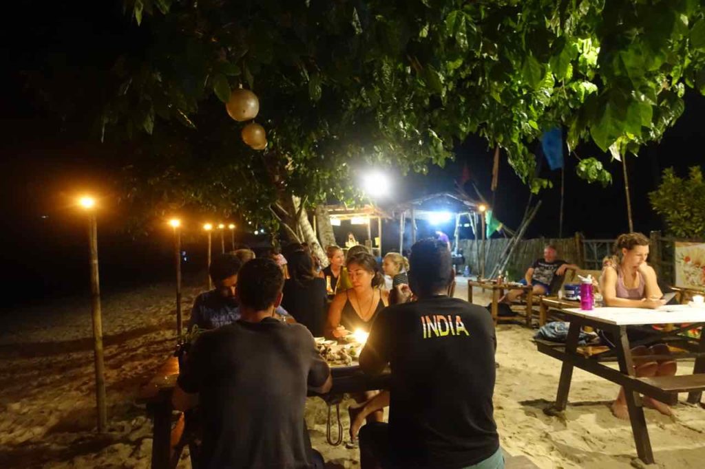 Port Barton Palawan, Abendessen am Strand im Besaga Beach Front Cottages, Philippinen Copyright Peter Pohle PetersTravel